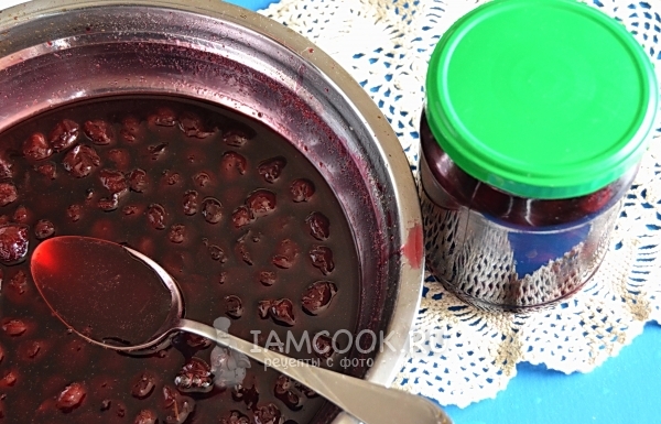 Переложить варенье в банку