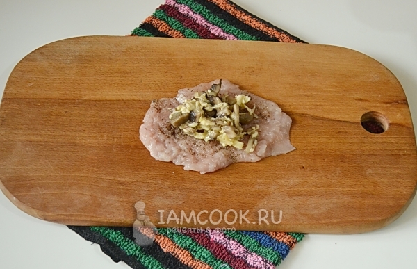 Положить на мясо начинку
