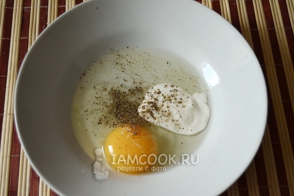 Соединить яйцо, сметану и соль с перцем