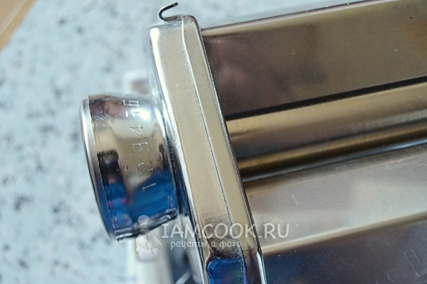 Установить на лапшерезке необходимые параметры