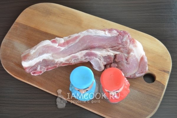 Грудинку посолить и поперчить