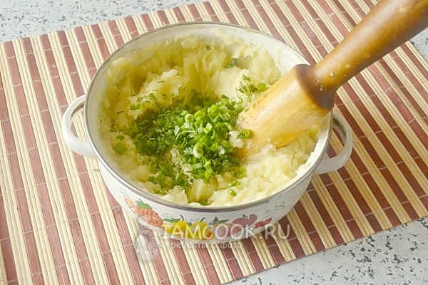 Положить зелень в картофельное пюре