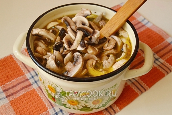 Положить в суп грибы