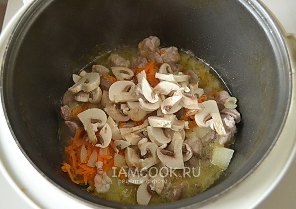 Положить грибы к мясу
