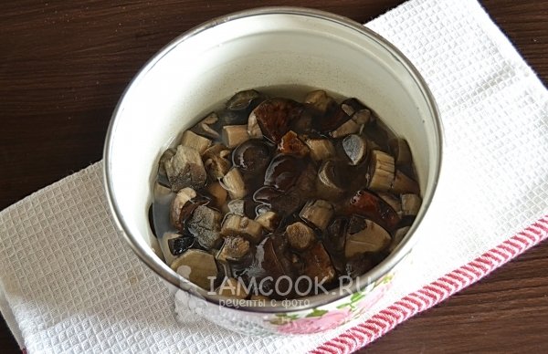 Положить грибы в холодную воду