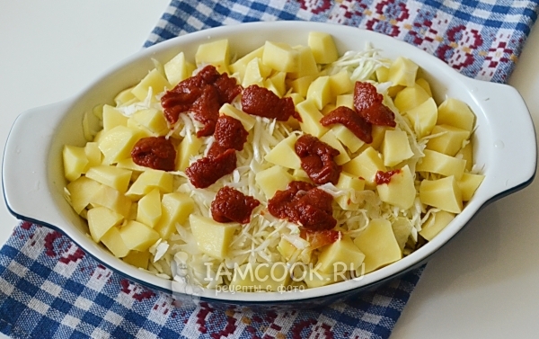 Добавить картофель и томатную пасту