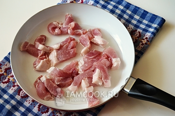 Положить мясо на сковороду