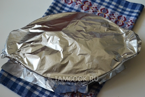 Накрыть форму фольгой