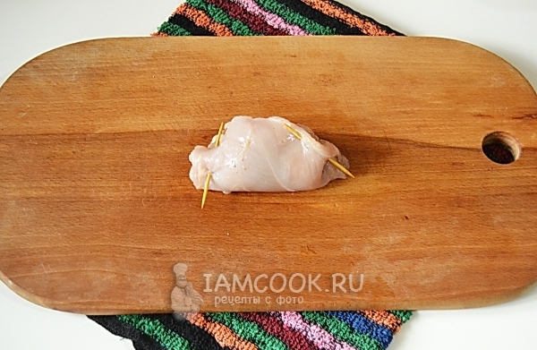 Скрепить мясо шпажками