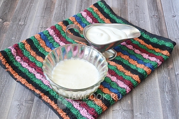 Развести сметану водой