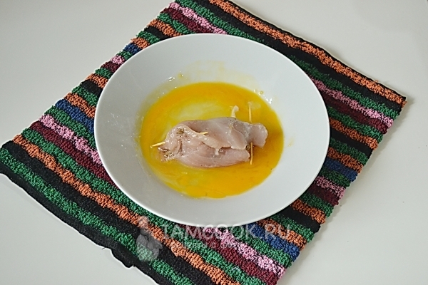 Обвалять заготовку в яйце