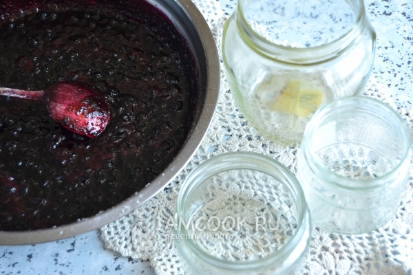 Наполнить банки вареньем