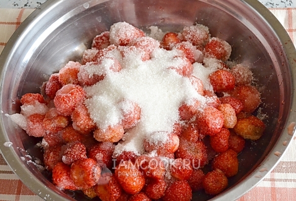 Засыпать ягоды сахаром