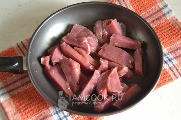 Положить мясо на сковороду