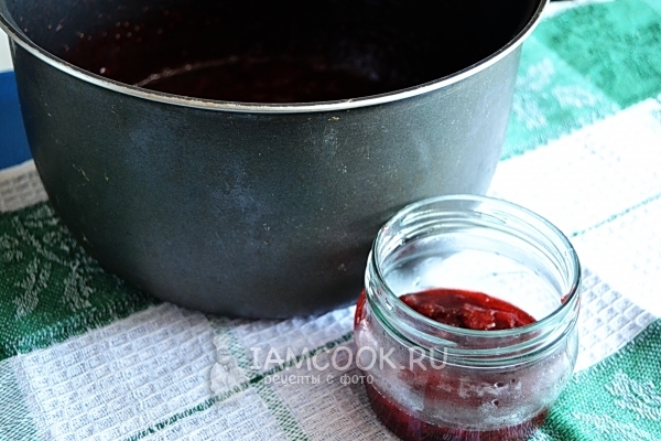 Переложить варенье в банку