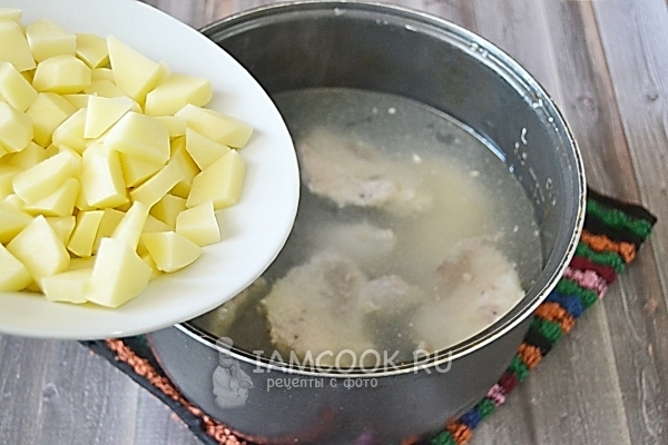 Положить картофель в суп