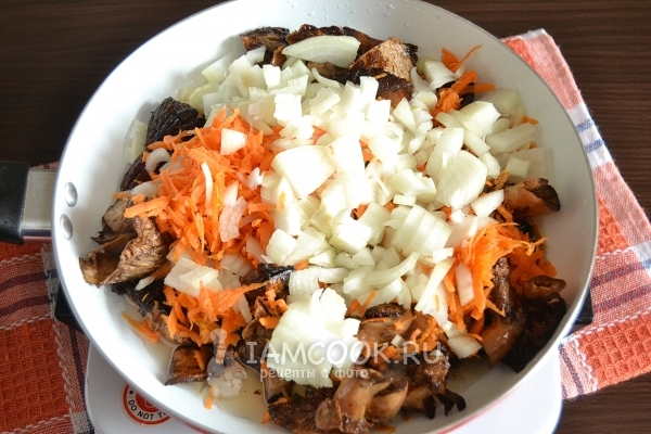 Добавить лук и морковь