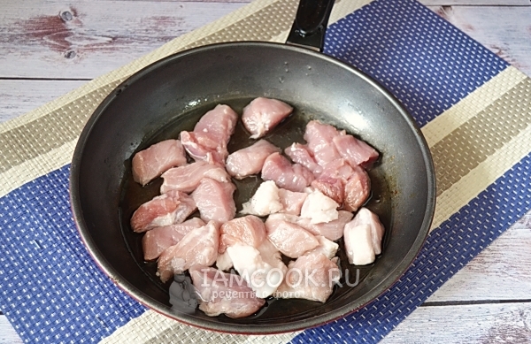 Обжарить мясо