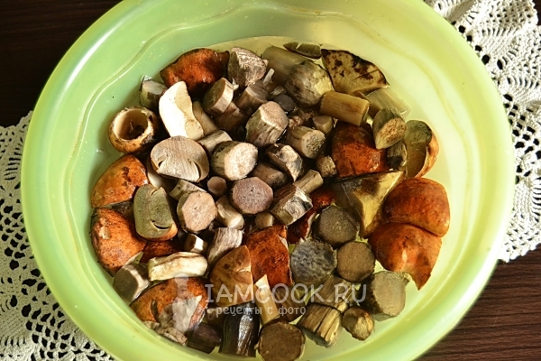 Хорошо промыть грибы