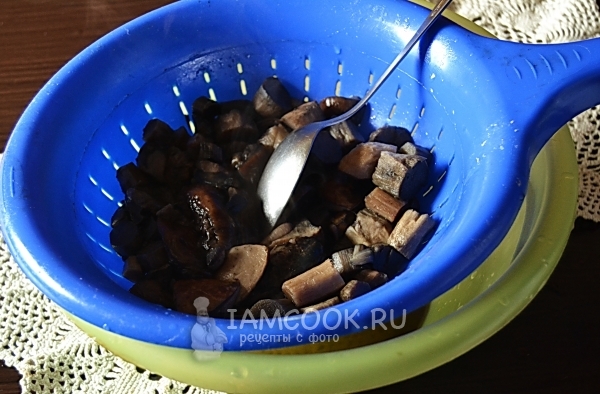 Откинуть грибы на дуршлаг