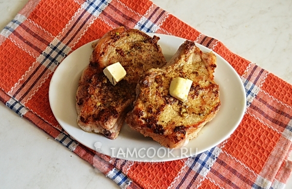 Положить на мясо кусочек масла