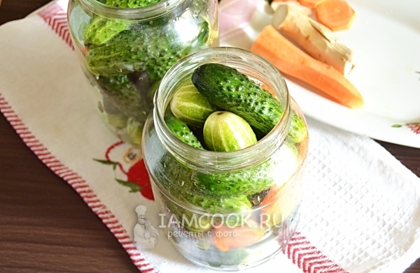 Положить в банки огурцы