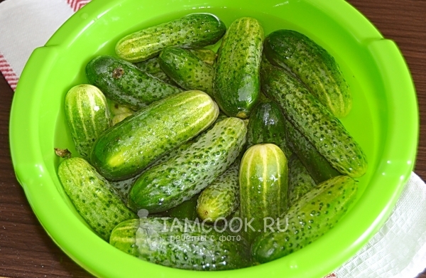 Помыть огурцы