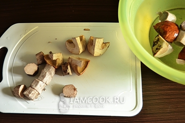 Грибы помыть и порезать