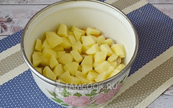 Добавить к мясу картофель