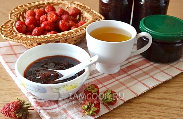 Фото густого варенья из клубники