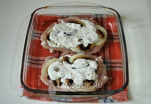 Полить сметанной смесью