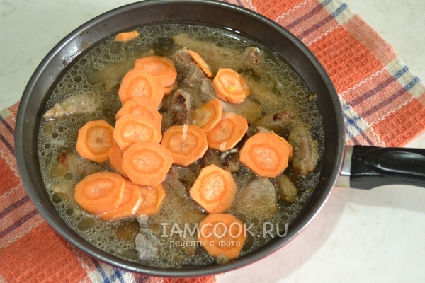 Добавить к мясу овощи и воду