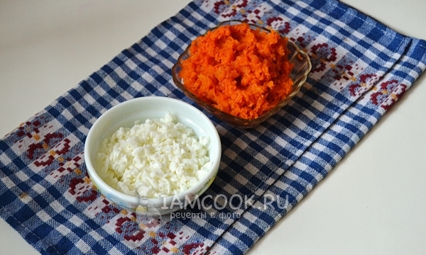 Натереть на терке морковь и белок