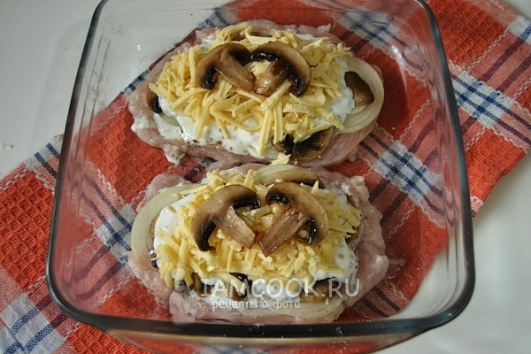 Положить сыр и грибы