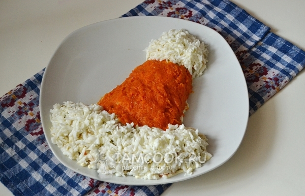 Выложить морковь и белок