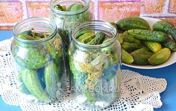 Положить соцветия укропа