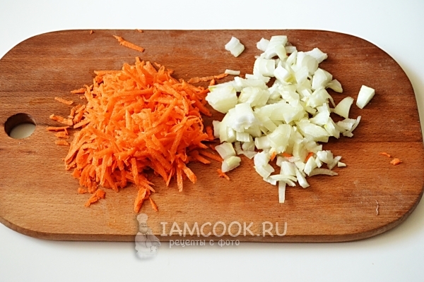 Порезать лук и потереть чеснок