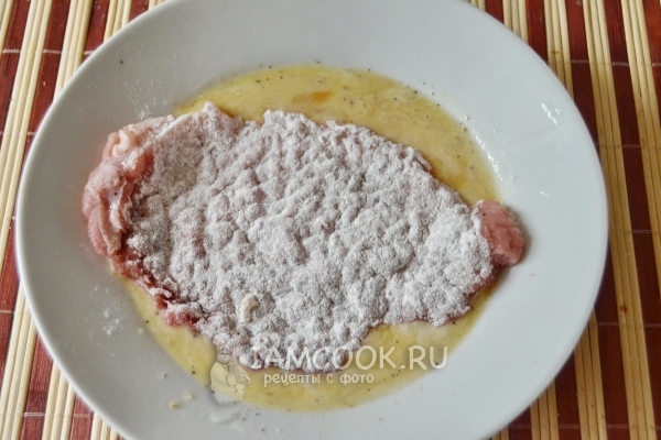 Обвалять мясо в яичной смеси