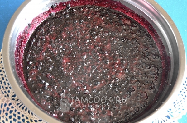 Смешать чернику с сахаром