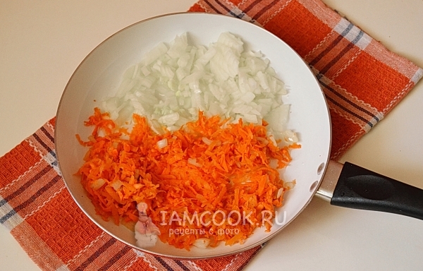 Обжарить лук с морковью