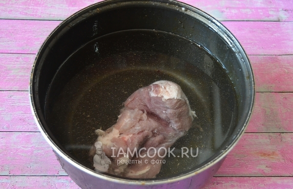 Положить мясо в воду