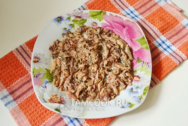 Выложить слой шпротов