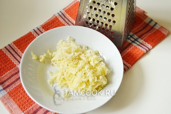 Натереть на терке картофель