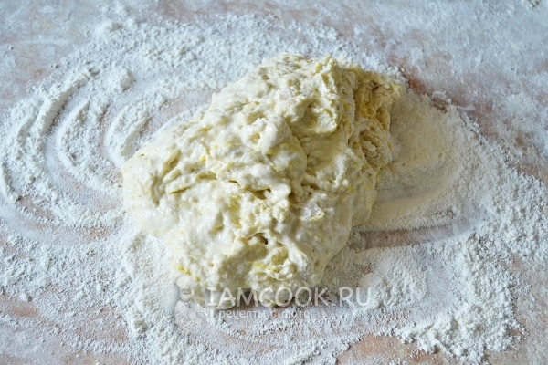 Положить тесто на стол с мукой