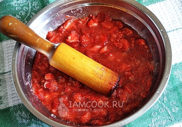 Потолочь клубнику с сахаром