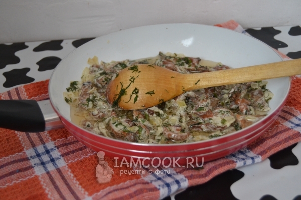 Положить сметану