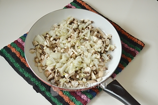 Обжарить грибы с луком