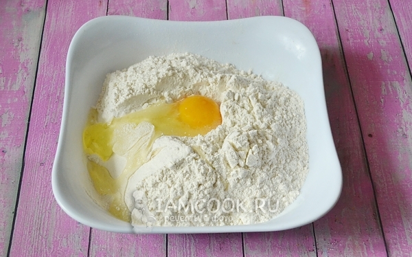 Вбить в муку яйцо