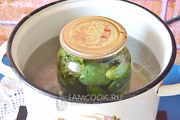 Простерилизовать банку с огурцами