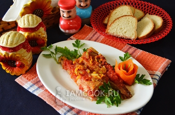 Фото тушеного хека с морковью и луком